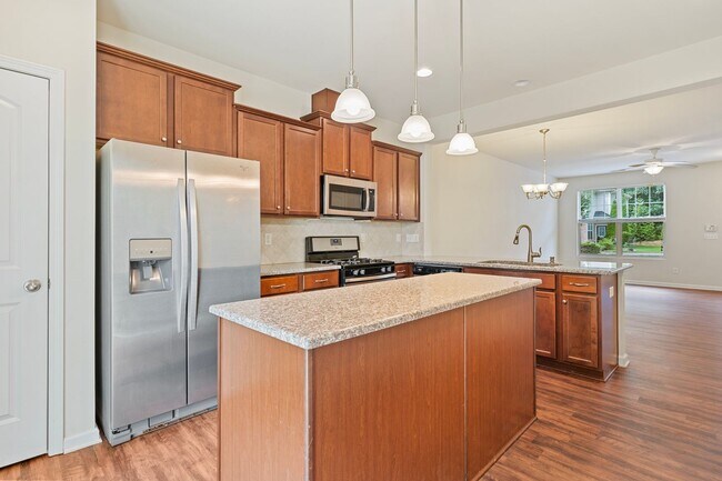 Building Photo - 2 Bedroom, 2.5 Bath Townhome in Thompson R...