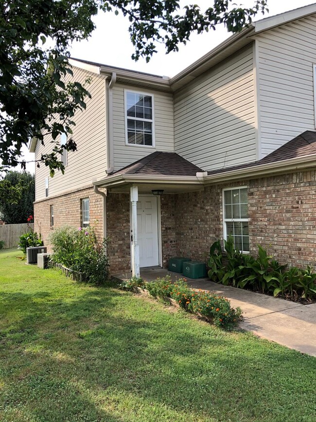 Foto del edificio - 797-797 N Daisy Ln