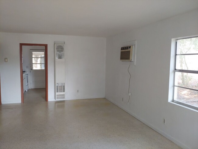 Building Photo - 2/1 Duplex Conveniently Located Just Off W...