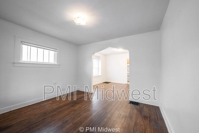 Building Photo - 1429 N Gladstone Ave