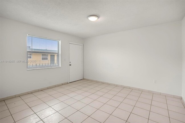 Building Photo - 1975 NE 135th St