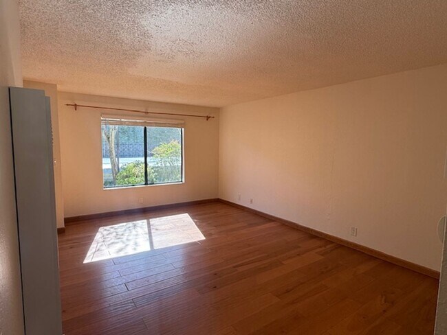 Foto del edificio - 2-Bedroom, 1.5 Bathroom Townhome in Quiet El Sobrante Neighborhood