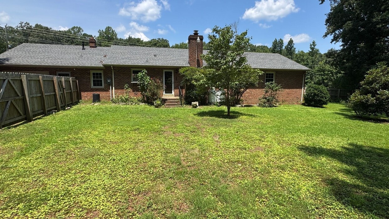 Foto principal - Brick Rancher with 1 acre in Hanover County!