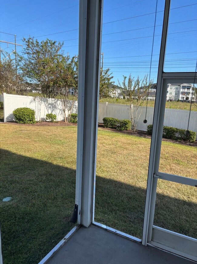 Foto del edificio - 3-Bedroom, 2Bath Condo end unit