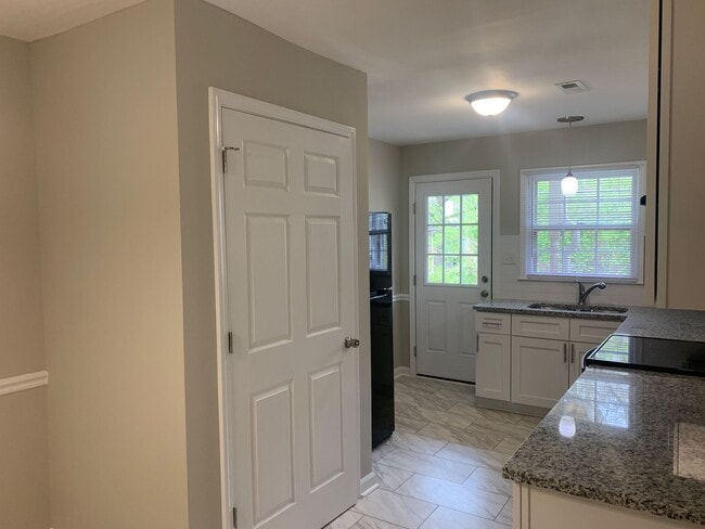 Building Photo - 3825 Rosehaven Dr