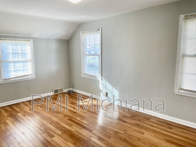 Building Photo - 1311 E Monroe St