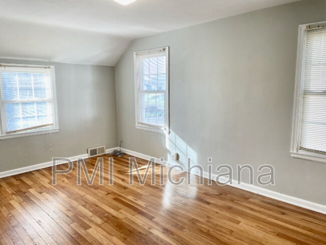 Foto del edificio - 1311 E Monroe St
