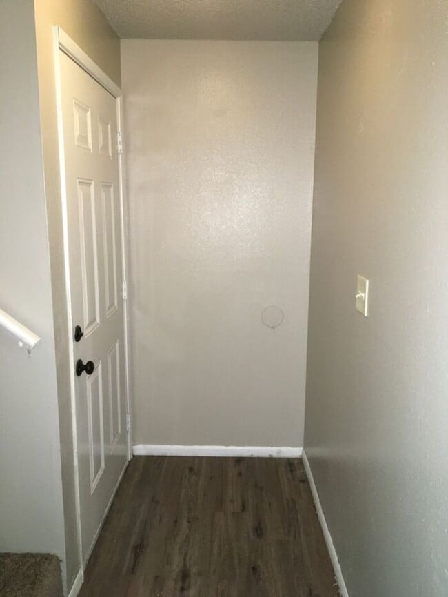 Building Photo - Sumner Townhome Duplex W/D w/ 1 car carport FREE JAN