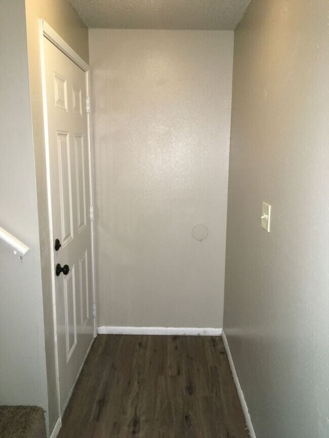 Foto del edificio - Sumner Townhome Duplex W/D w/ 1 car carport FREE JAN