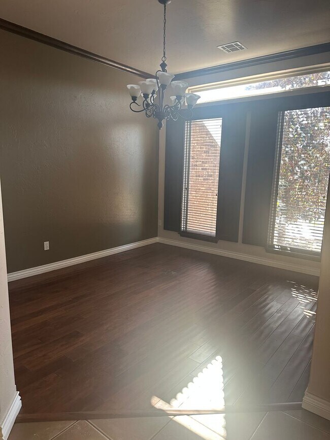 Foto del edificio - Home in Gated Community also In Deer Creek...