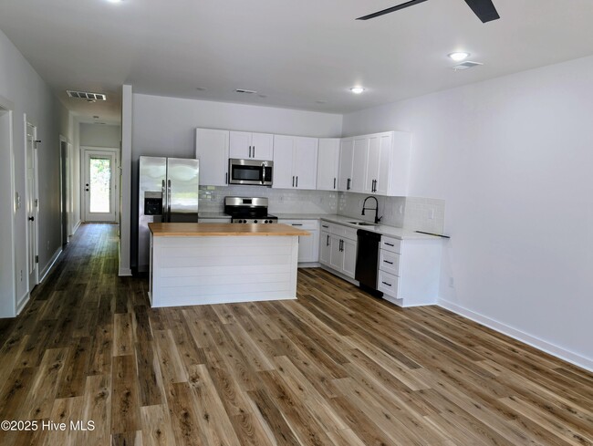 Building Photo - 841 Greenwood Ct
