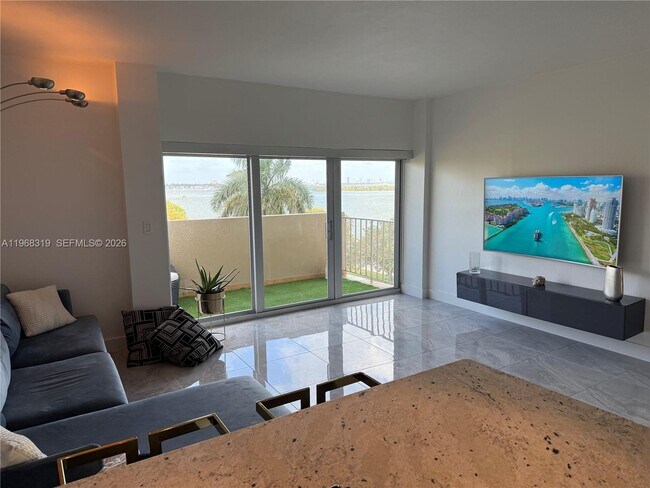 Foto del edificio - 880 NE 69th St