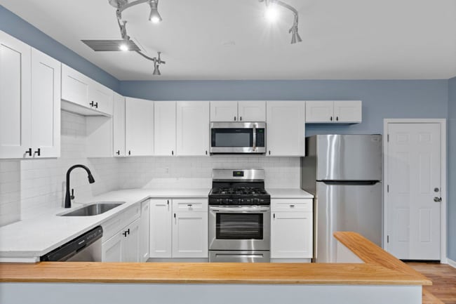 Building Photo - 2900 N Damen Ave