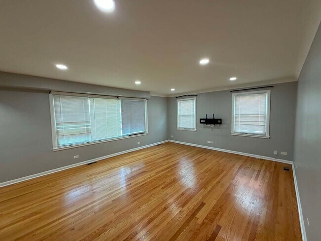 Building Photo - 9243 Lynwood Dr