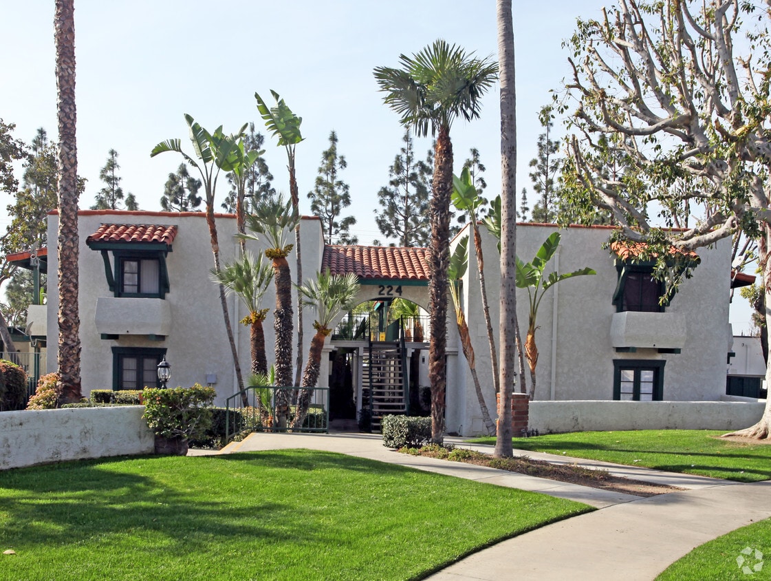 Building Photo - Los Robles