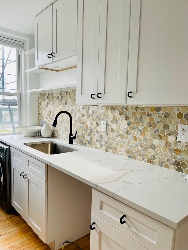Kitchen - 6334 N Sheridan Rd