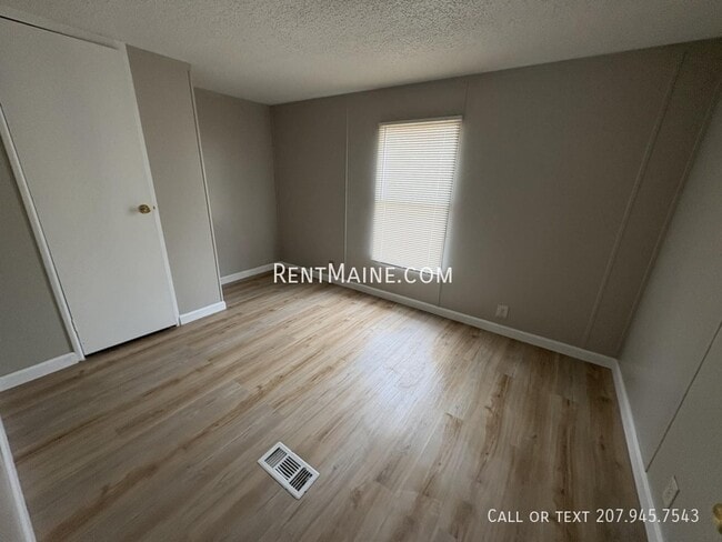 Building Photo - 25 Balsam Ln