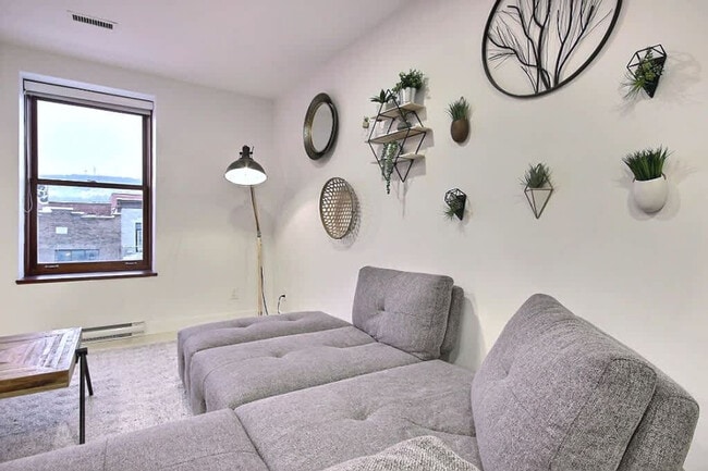 Building Photo - 4107 A Rue Saint-Denis-SI ID1543084P