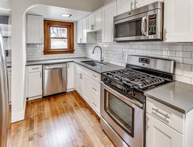 Building Photo - Beautiful 3 bedroom / 1.5 bathroom house i...