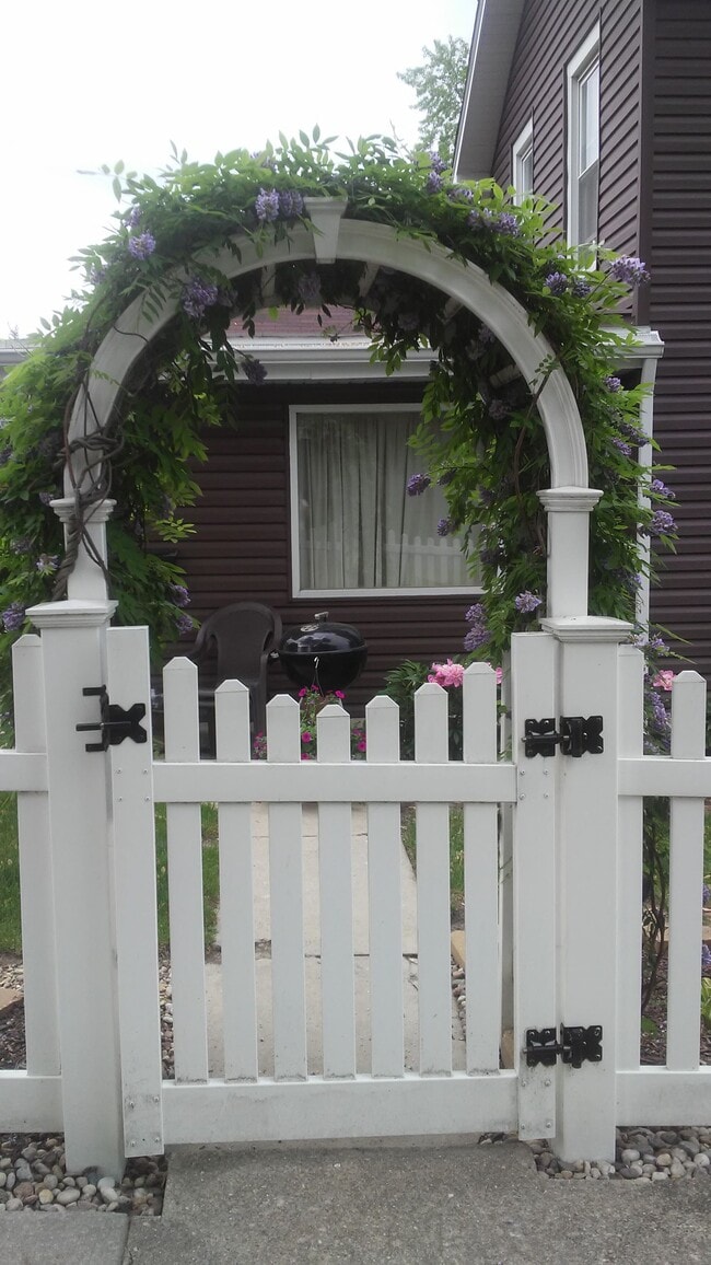 Building Photo - 1402 S State St