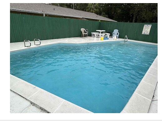 Gran piscina con cerca de privacidad. - 21 Crescent Lake Dr