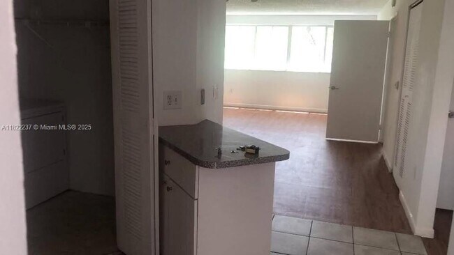 Foto del edificio - 6155 NW 186th St