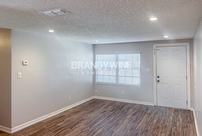 Foto del edificio - NEW Lower Rental Rate Leasing Special: Mar...