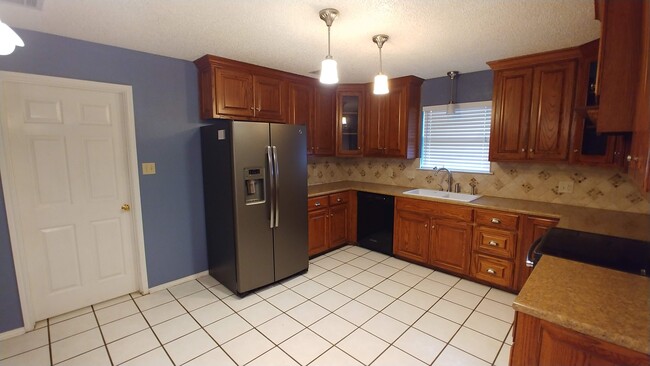 Kitchen - 925 Eagles Nest Dr