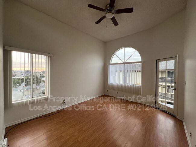 Foto del edificio - 445 W 6th St