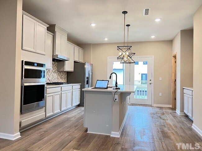 Foto del edificio - 4 Bedroom Luxury Townhome close to Raleigh Downtown