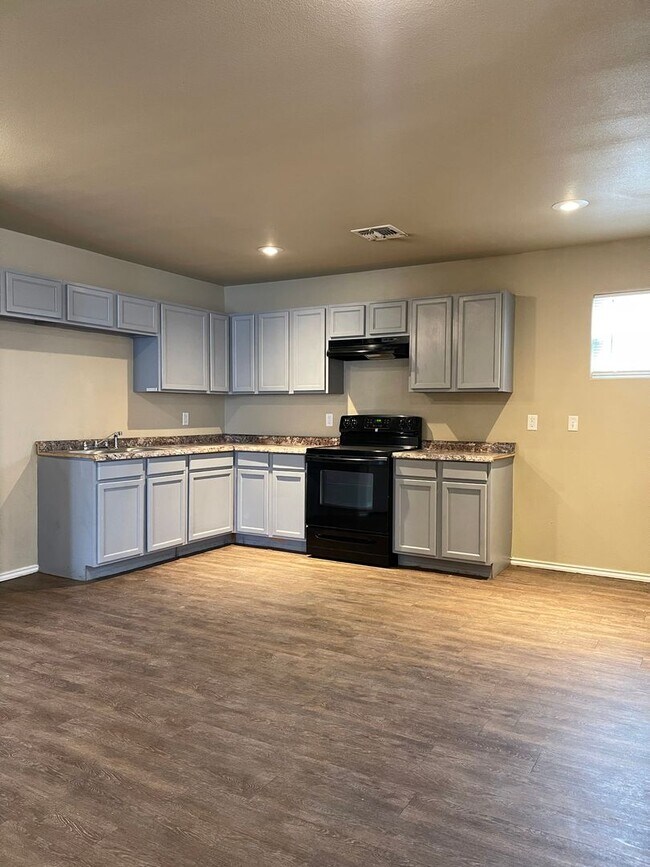 Foto del edificio - 3 Bd / 2 Bath and great back yard