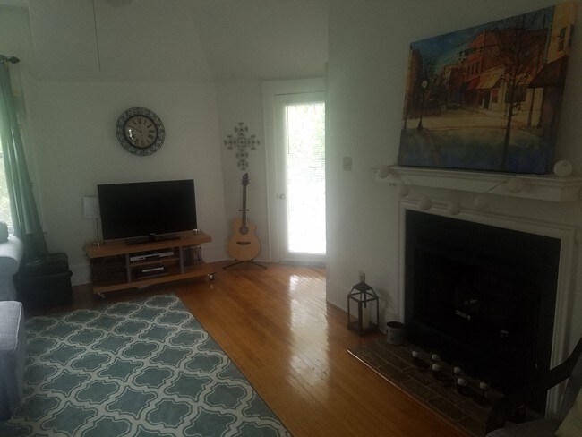 Building Photo - 419 Warren Crescent