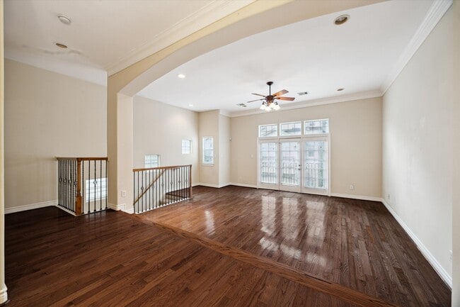 Foto del edificio - 9007 Harbor Hills Dr