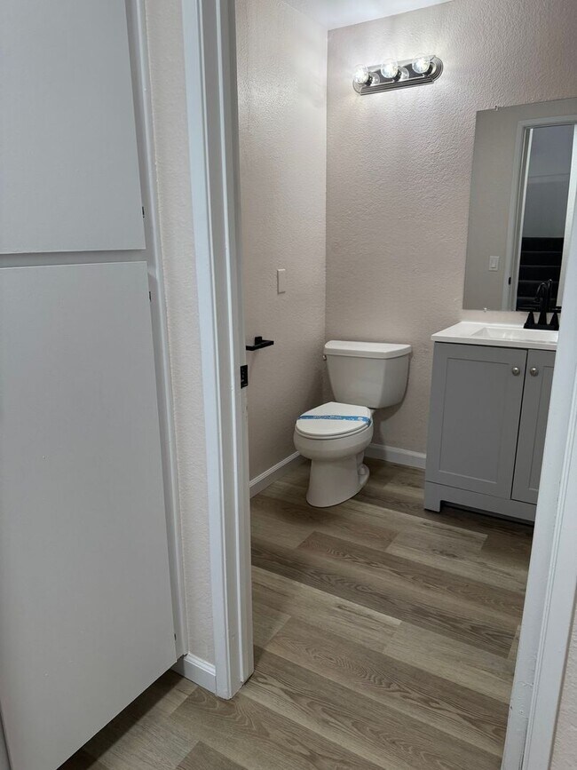 Foto del edificio - 3117-3119 Christy Wy