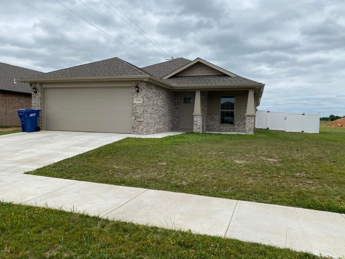 1110 Matthew Cir, b City, MO 64870 Condo for Rent in b City, MO