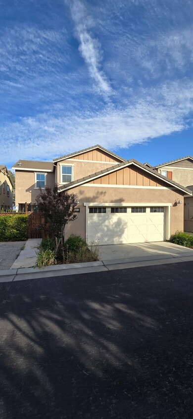 Foto principal - 1265 S Central Pkwy