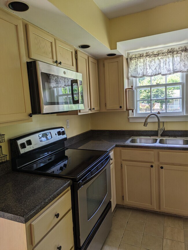 Building Photo - 306 Colonial Dr