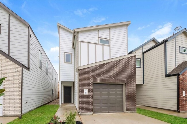 Building Photo - 15208 Estrella Rd E