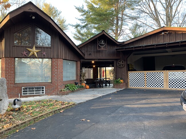 Main Entrance & Covered Parking - 1172 Arthur Ln