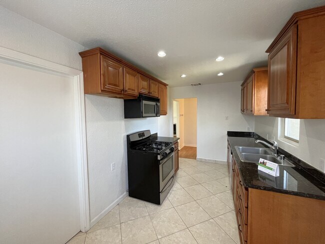 Building Photo - 3717 Lowry Dr
