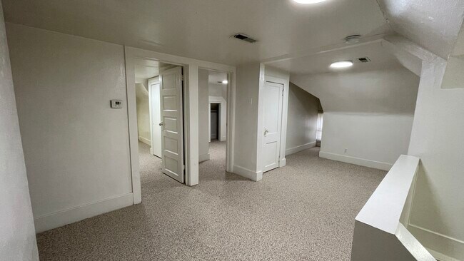 Building Photo - 501 W Springfield Ave