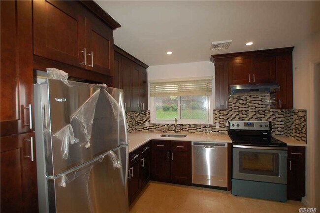 Building Photo - 45 Larch Dr