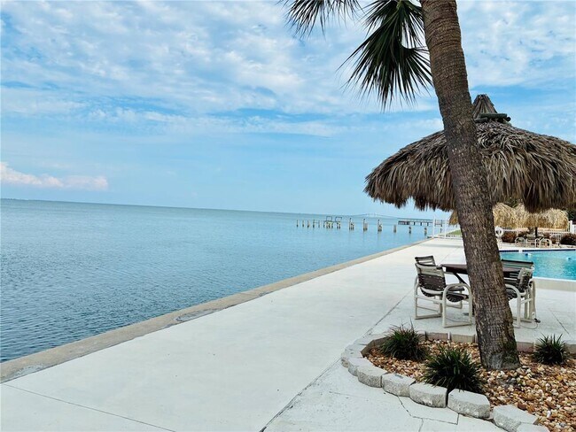 Building Photo - 7200 Sunshine Skyway Ln S