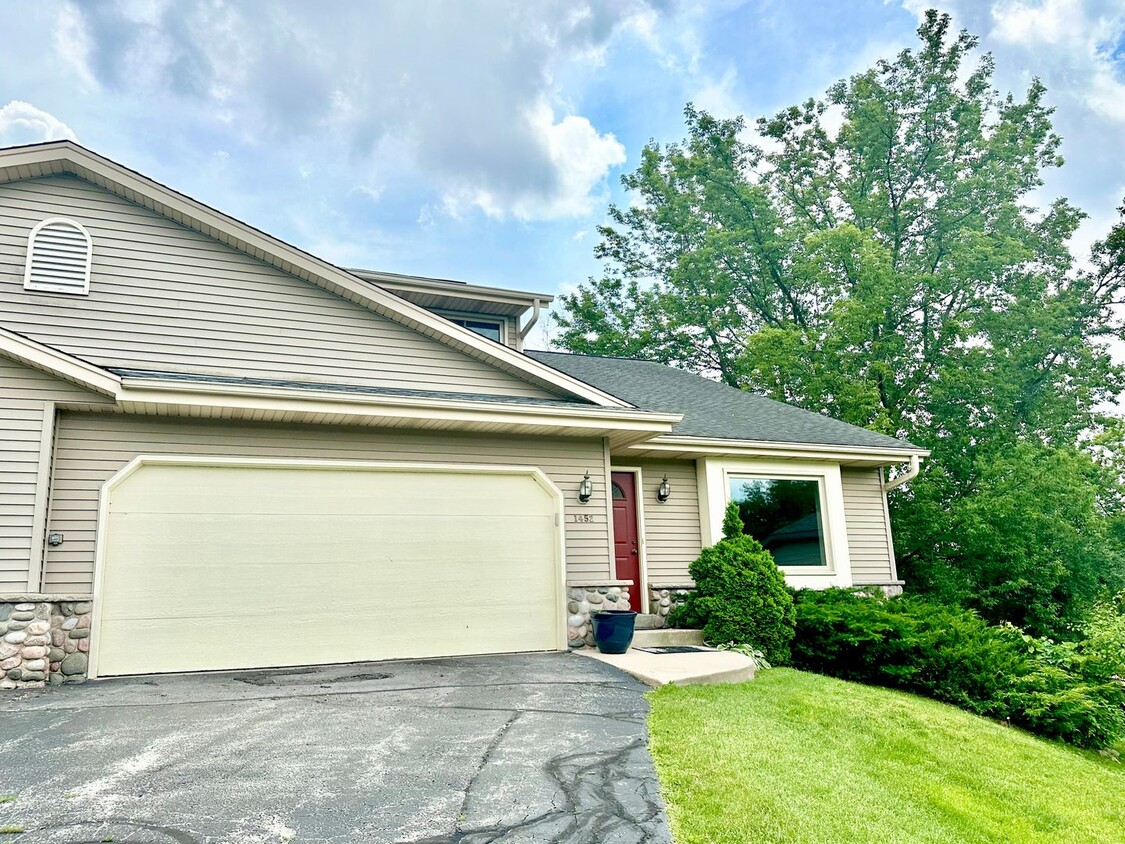 Foto principal - Exceptionally Spacious Pewaukee Townhome