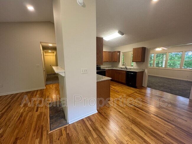Building Photo - 1029 Surmont Ct