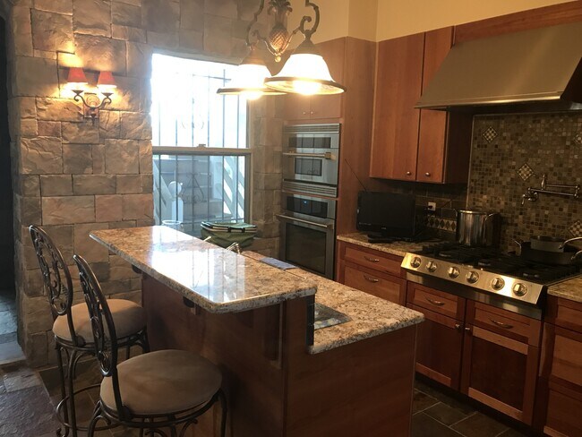 Foto del edificio - Beautiful 3 Bed / 2.5 Bath Summit Ave Cond...