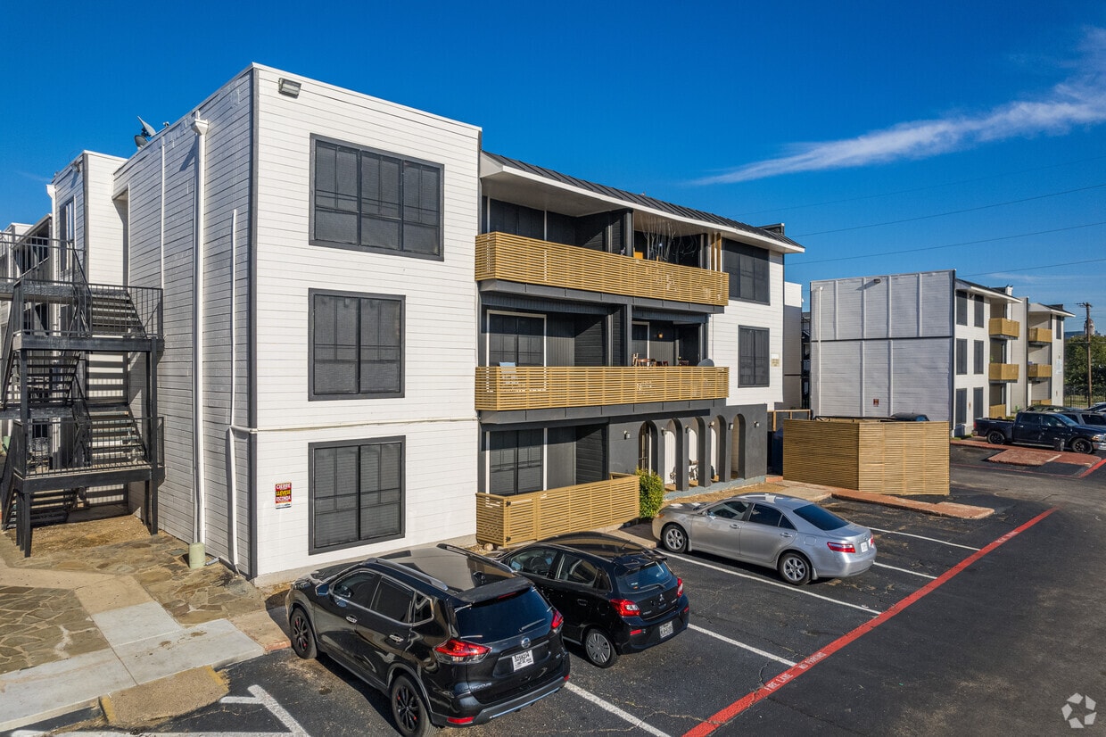 Primary Photo - Parea Oak Lawn