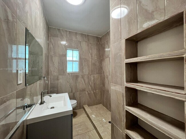 Foto del edificio - 169 NE 50th St