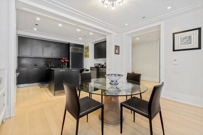 Foto del edificio - 159 E Walton Pl