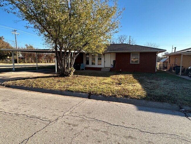 Building Photo - 3 Bedroom 1 Bathroom